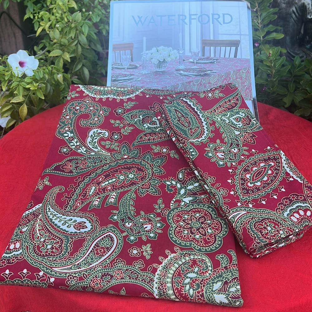 New Waterford Red & Green Paisley Floral Holiday Oblong Tablecloth & Napkin Set